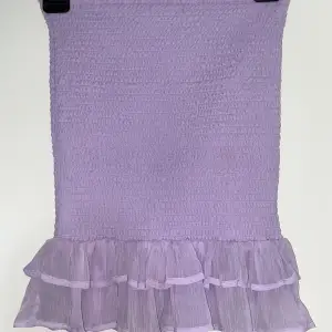 Säljer en superfin kjol från bikbok som även går att använda som en topp. Den är använd några gånger men i väldigt fint skick. Meddela för funderingar!💜