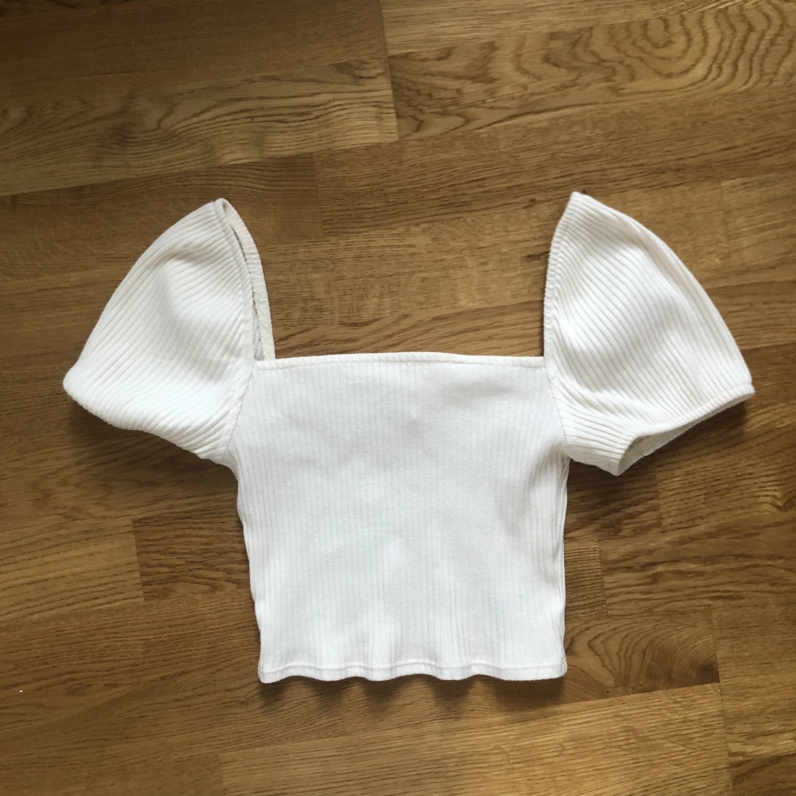 Vit topp med puffärm 