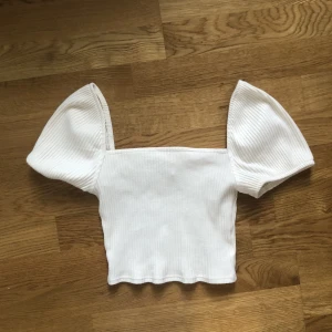 Vit topp med puffärm  - Jättesöt vit topp med puffärm i storlek S 🫶🫶