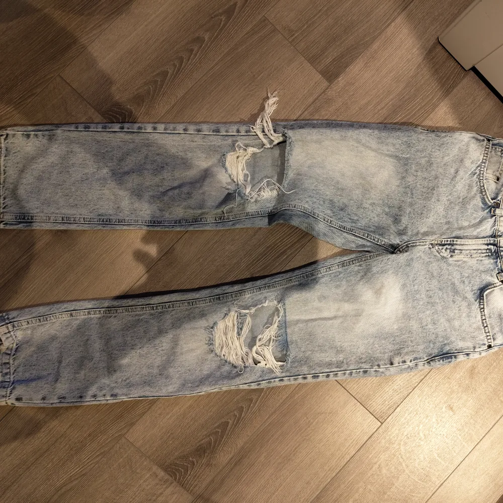Grunt clinte ripped jeans heter modellen. Storlek är 164cm. Dem är använda ett fåtal gånger. . Jeans & Byxor.