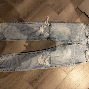 Grunt byxor med hål - Grunt clinte ripped jeans heter modellen. Storlek är 164cm. Dem är använda ett fåtal gånger. 