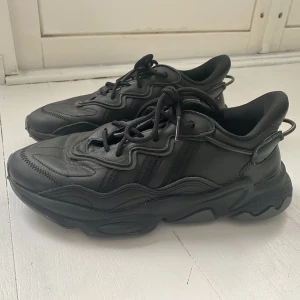 Adidas ozweego  - Adidas ozweego coregrey. Använt de endast 1gång. Tyvärr är de för stora för mig. 