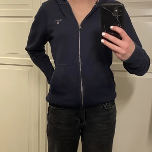 Gant tröja - Blå Zip up huddie från Gant, fint skick och jätte fin tröja 💕 passar till de mesta! 