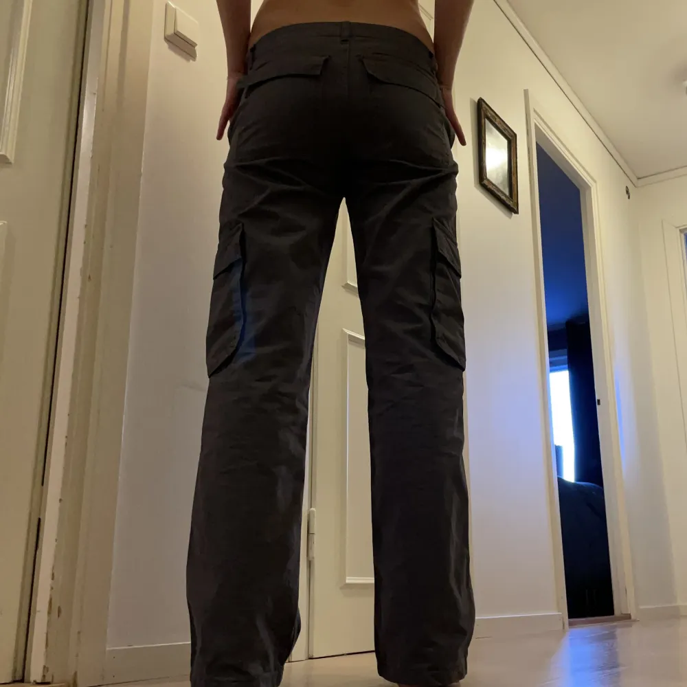 Mörkgrå cargo pants med låg midja från Gina tricot i storlek 36. Helt nya, passar på mig som är 175.  💕. Jeans & Byxor.