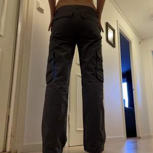 Mörkgrå cargo pants med låg midja från Gina tricot i storlek 36. Helt nya, passar på mig som är 175.  💕