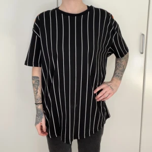 T-shirt  - Jag är 160 cm lång  Kan mötas upp eller skicka