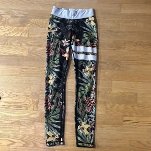  strongers  - Ett par strongers som bara är använda 5 gånger det är jätte bra skick inga hål i dem och dem, säljer dem för att dem jag inte använder dem på grund av att det inte är min still priset kan diskuteras 