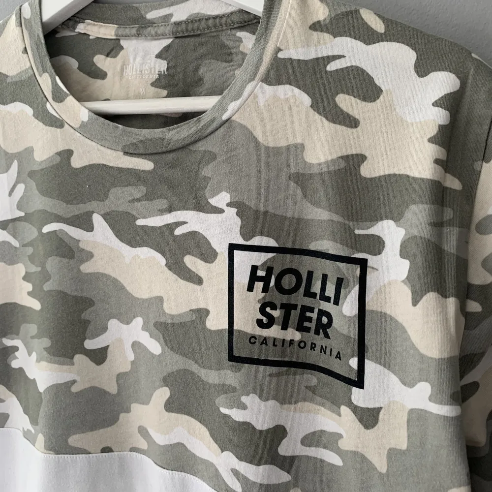 Fin T-shirt från Hollister delvis i  kamouflagemönster! Tröjan är använd ett fåtal gånger och i fint skick. . T-shirts.