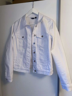 Jeans jacka  - Hej, säljer nu min jacka då jag inte använder den. Den är bara testad å aldrig använd.