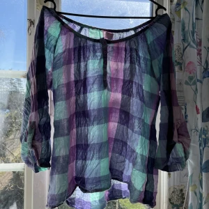 Rutig blus - Rutig blus i storlek 46 Skulle säga att den är som L men passar även någon med storlek XL