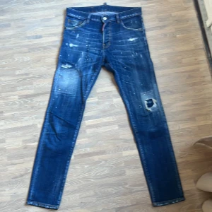 Dsquared2  - Säljer mina Dsquared2 jeans storlek 46. Sparsamt använda.