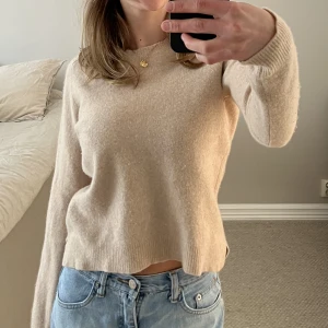 Stickad tröja - Okej skick, tröjan är något nopprig. Storlek xs/s! 