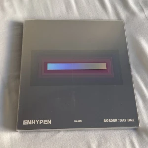 ENHYPEN Border: Day One (Dawn ver.) - ENHYPENs Border: Day One album i Dawn versionen. inkluderar allting förutom: - heeseung post card  albumet har inte varit på display & har inte scratches men framsidan är lite foggy. jay pc inkluderad.