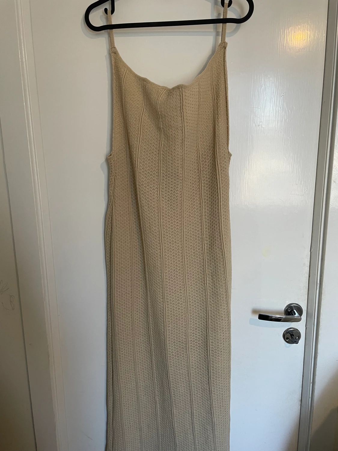 Sand besch klänning . Stickad