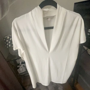 Blus - Säljer denna super fina blus, aldrig använt så i super fint skick💗M men passar en S💗
