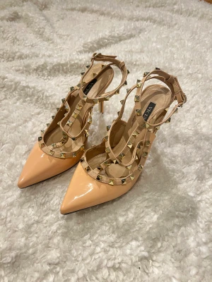 Klackar med nitar - Skitsnygga Valentino-inspirerade klackar med nitar i storlek 38. Endast använda vid ett fåtal tillfällen, så skorna är i väldigt fint skick.