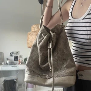 Vintage Axelväska❤️‍🔥 - Köpt vintage men i jättefint skick<3 Väldigt rimlig också🪩