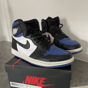 Air Jordan 1 Retro High Royal toe str EU 40 - Air Jordan 1 Retro High Royal toe str EU 40 / US 7 i mycket bra skick. Använd ett fåtal gånger. Kvitto och orginalbox med mörkblå snören medföljes. Säljes pga försmå för mig. De är små i storleken så rekommenderar att du har strl 39. Nypris 4500kr.