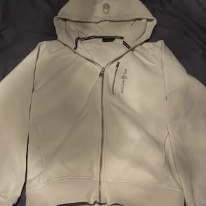 Sail Racing zip tröja - En vit sailracing tröja, knappt använd. Nypris: 1150. Storlek: S ⚠️PRISET KAN DISKUTERAS⚠️FRAKT TILLKOMMER PÅ 66 SEK⚠️