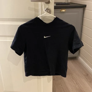 Nike t-shirt  - Säljer nu min t-shirt från Nike. T-shirten är inte lång men heller inte kroppad, nånstans emellan. Den är använd ett fåtal gånger så den är i bra skick. Köparen står för frakt och köpt är köpt. 
