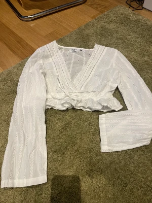 Sommar topp/ blus - Gullig sommartopp/ blus. Köpt från nakd för länge sen men väldigt sparsamt använd. Inga synliga defekter.❤️❤️❤️