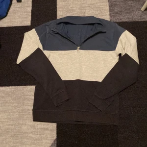 Tjocktröja med krage - Den är knappt använd