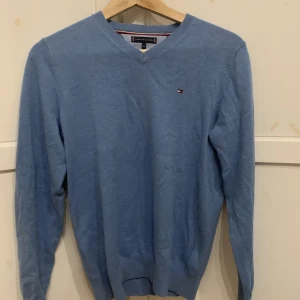 Tommy Hilfiger Tröja - Är helt oanvänd och har storlek 164.