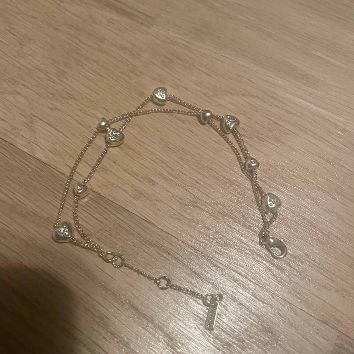 Armband med berlocker 