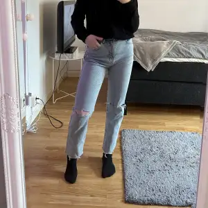 Säljer dessa fina jeans från Pull & Bear då jag jag tyvärr inte känner att jag passar/är bekväm i raka jeans. De är raka i modellen och har hål vid knäna.  Frakt tillkommer!🫶🏼