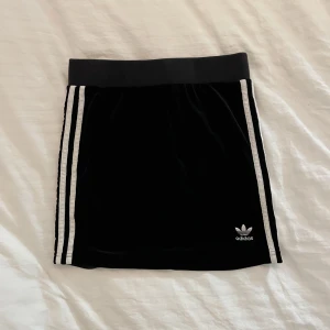 Adidas velvet skirt - Svart adidas kjol. Sitter fint på och är i bra skick. Og pris: 400kr ca