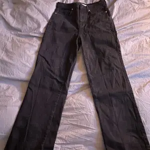 Svarta jeans från madlady. Super sköna och bra kvalitet. Säljer eftersom de börjar bli för små.. Passar de som är runt 1,60