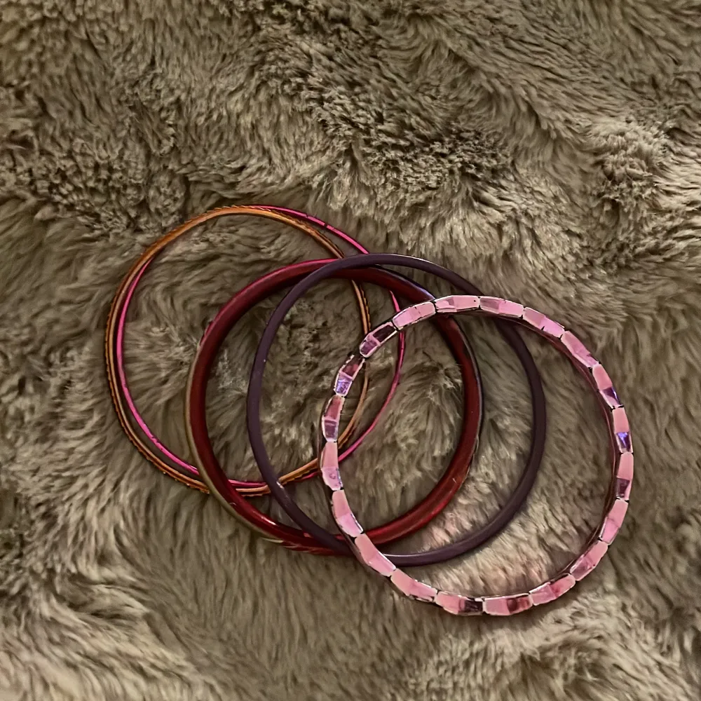 rosa och lila runda armband väldigt fina och gjorda av metall och plast.. Accessoarer.