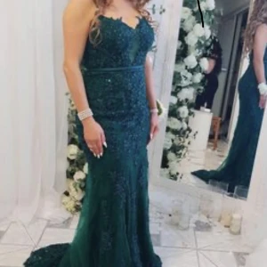 Fest klänning  - Använd en gång,Storlek small, Du kan komma hemma hos mig och prova om du vill,pris kan diskuteras, har mer bilder men kunde bara lägga 3 så om du vill ha mer bilder säg bara till och klänningen plockas up hos mig