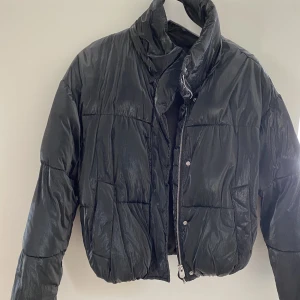 Puffer jacket - Säljer denna super coola svarta glansiga jackan från pull & bear i strl M. Säljer nu för 299kr+ frakt.