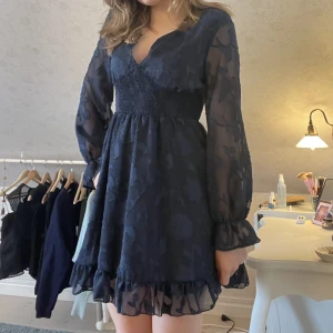 Blå klänning  - Supersnygg marinblå klänning till fest eller nu till sommaren!🥰