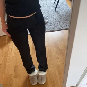 Lågmidjade kostymbyxor - lågmudjade kostymbyxor från bikbok i storlek 34. Sparsamt använda och i bra skick!