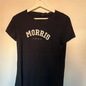 sparsamt använd morris t-shirt i svart/mörkblå. frakt ej inkluderat 