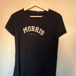 morris tshirt - sparsamt använd morris t-shirt i svart/mörkblå. frakt ej inkluderat 