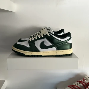 Nike Dunk Low Vintage Green - Säljer dessa feta dunks då dem är lite små för mig o inte kommit till användning. Storlek 42.5/US9 Använda 3 gånger max utomhus och är i fin cond. Box finns med Köpte på Kick Game i London december 2022. Kontakta mig för mer info och bilder 