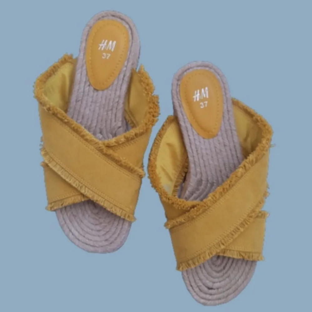 Fina bohemiska sandaler, köpta här på plick. Säljer då den tyvärr var för små för mig, super bra skick🌞🪴. Skor.