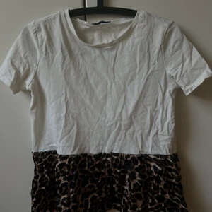 Topp från zara  - Denna poplum liknade topp säljs nu för att blivit för liten. Väldigt söt och fin. Väldigt fin att använda även  under tjockare tröja så att leoparden syns under. Det vita är i lite tjockare T-shirt material. Och det i leopard är gjort på siden 😊