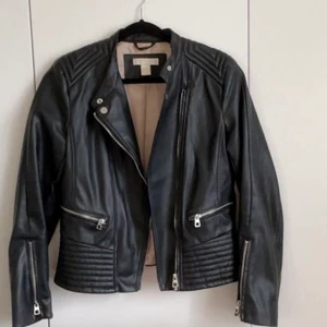 Skinnjacka  - Skinnjacka från H&M. Inköpt för flera år sedan men mkt bra kvalité 👍🏽 köptes för runt 5-600, säljes för 200 + frakt 🌼