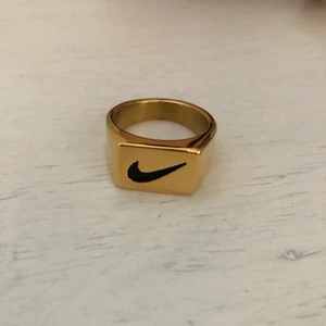 Nike ring stainless steel  - Helt ny! Stor ring, kan se om ja kan mäta om intresse finns. Finns även likadan fast YSL