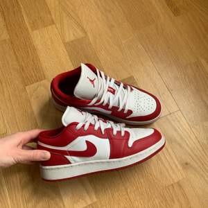 Air Jordan 1 low Red white. Säljer för dem kommer aldrig till användning tycärr. Knappt använda därför väldigt bra skick!! Skorna ligger nu uppe för ca 3500kr om du ska köpa dem helt nya:)  bud i kommentarerna!  
