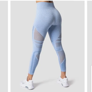 ICIW tights - Ljusblp träningstights från ICIW. Köpta för 700kr. Bara använda fåtal gånger, så dom är i mycket bra skick. 💖 FRAKTEN INGÅR i priset