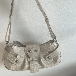 Väska - Säljer denna superfina väskan från Urban outfits💗 Den har supersnygga detaljer och är väldigt rymlig🥰