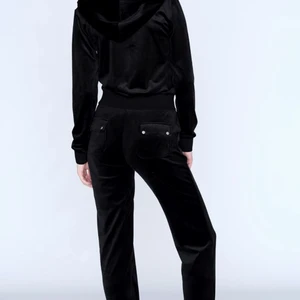 Juicy byxor - Hej! Jag säljer nu mina svarta juicy byxor i storlek M, då dom inte var i rätt storlek. Använda några gånger. Skriv vid intresse 😁 köpta för 800 säljer för 500