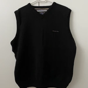 Stickad väst  - Jättefin svart finstickad väst från Blount & Pool i XL✨ Sitter både fint oversized och ”som vanligt”, så passar nog de flesta mellan XS/S - XL/XXL beroende på hur man vill den ska sitta 💙