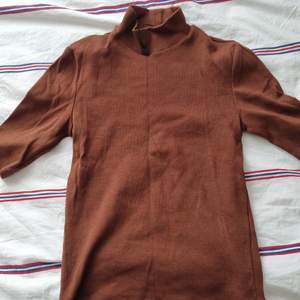 En brun tröja från Zara som är i nyskick. Kontakta mig för fler bilder.