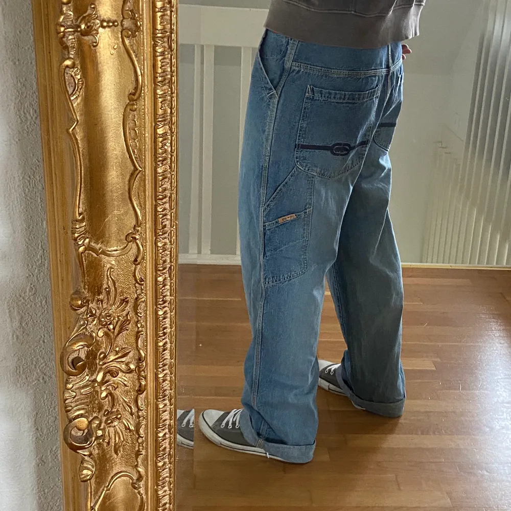 Super baggy jeans! Väldigt ovanliga och originella. Jag är 180 och dom är lite för långa för mig. Storlek 34. Vintage vida jeans. Jeans & Byxor.